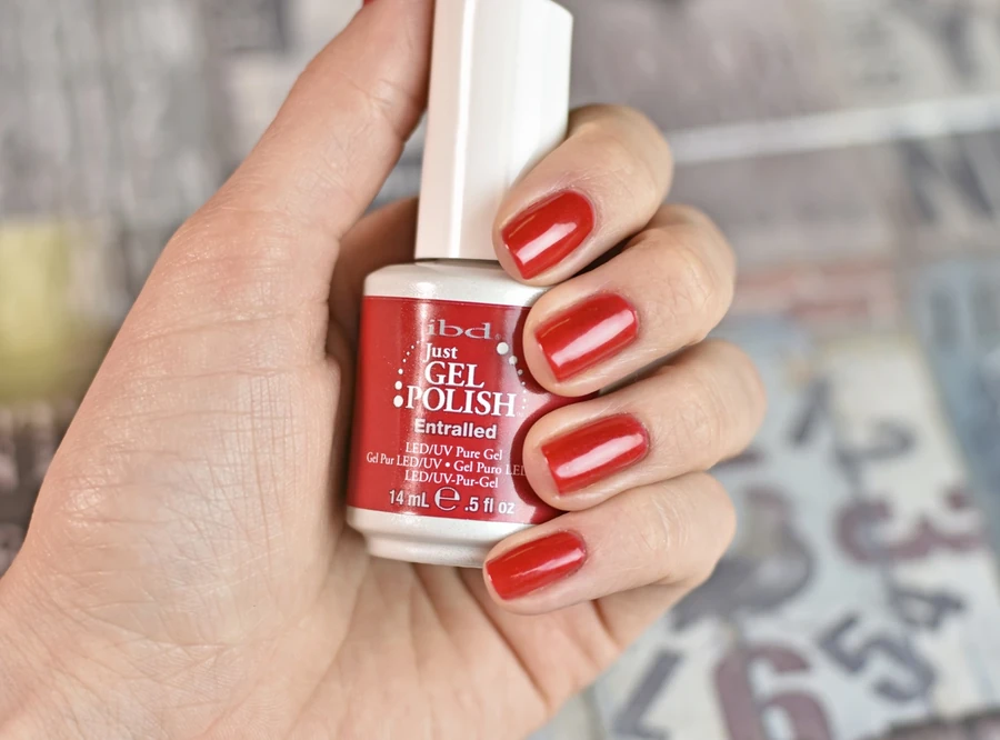У полоні IBD Just Gel Polish Enthralled червоно-вишневий, легкий мікроблиск 14 мл