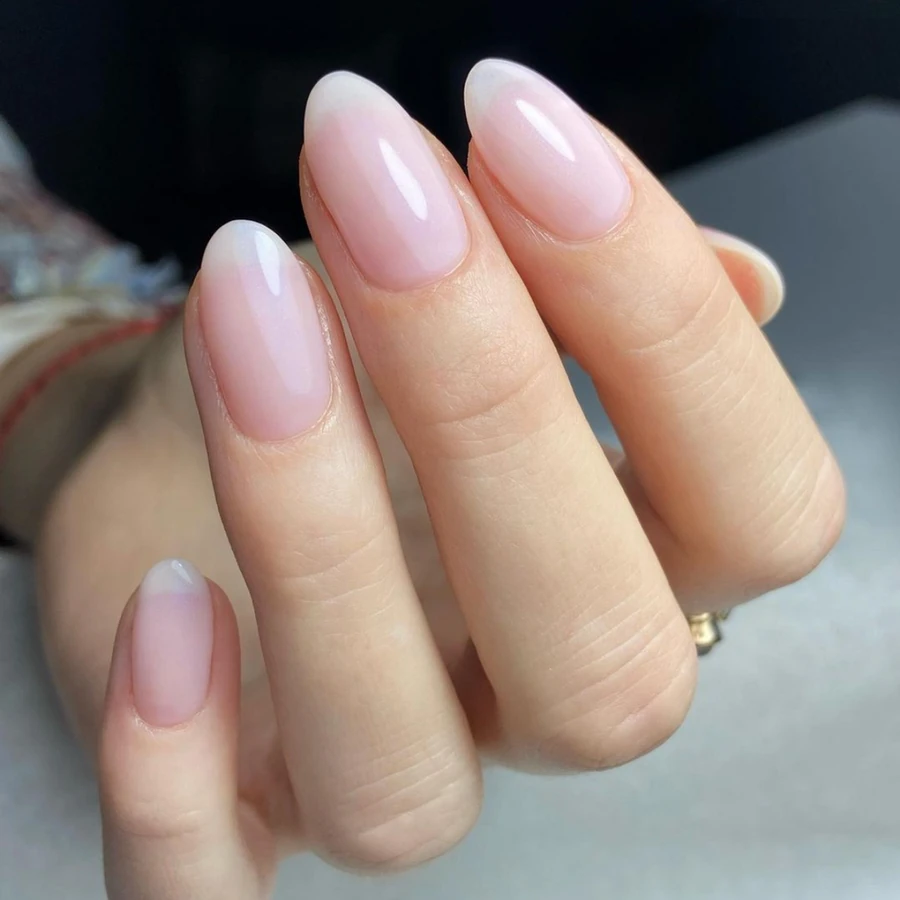 Лак CND VINYLUX 132 Negligee прозоро-рожевий з легким блакитним відливом 15 мл