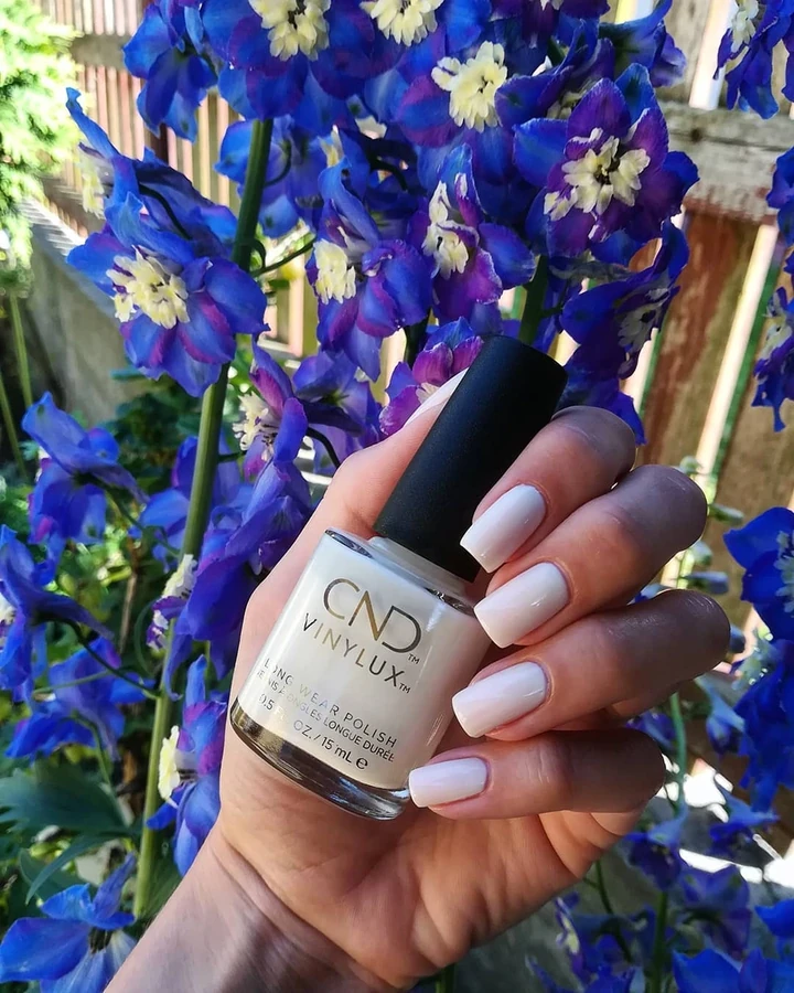 Лак CND VINYLUX 318 White Wedding білий, емаль 15 мл