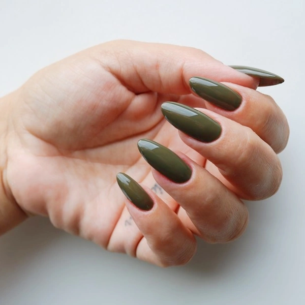 Лак CND Vinylux Cap & Gown темно-оливковий, емаль 15 мл