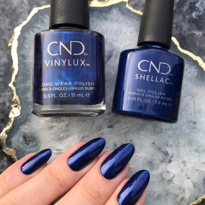 Лак CND Vinylux Sassy Sapphire глибокий темно-синій, шиммер 15 мл